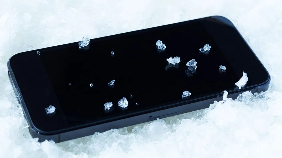 Die frostigen Temperatuten können das Display und die Bedienung des Handys beeinflussen.